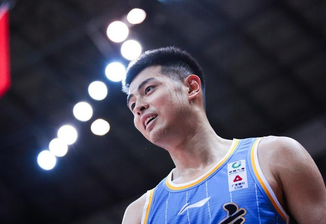 包含北京首钢决赛横扫明尼苏达森林狼，斯瓦泰克砍下15记关键球，全场沸腾的词条